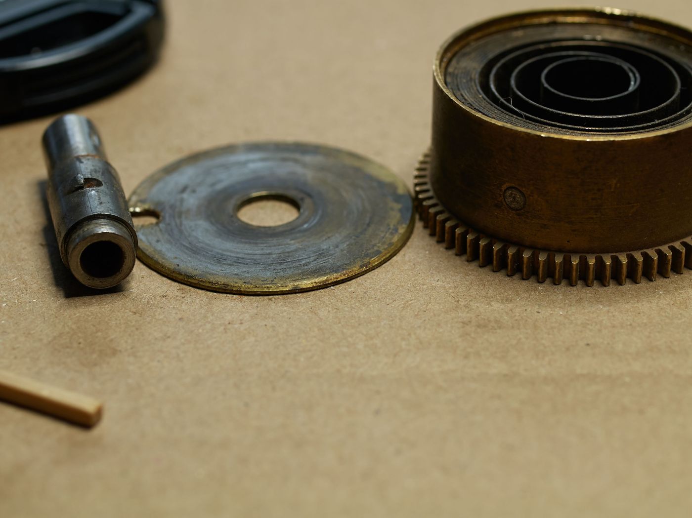 Mainspring and barrel cap