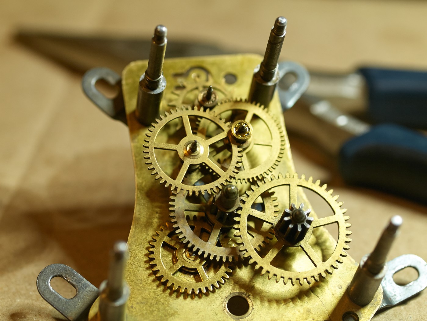 Plate clock movement