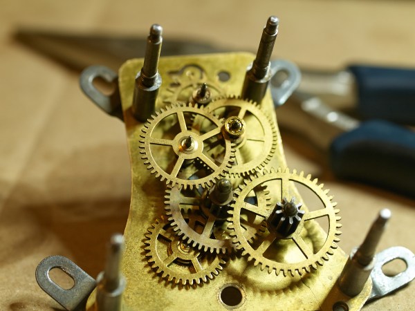 Plate clock movement