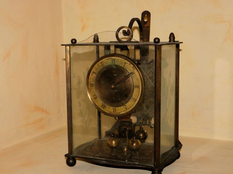 Carriage style clock