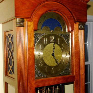 Clock face showing moon dial