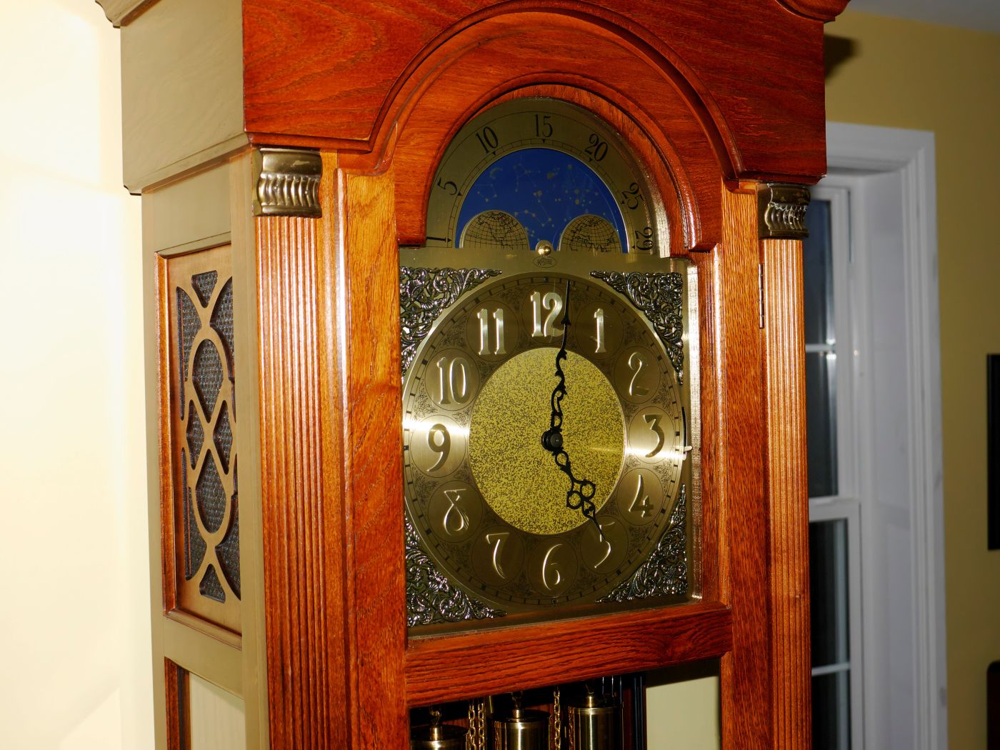 Clock face showing moon dial