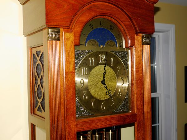 Clock face showing moon dial