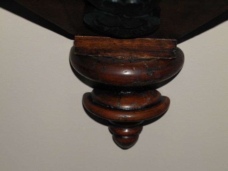 Bottom finial
