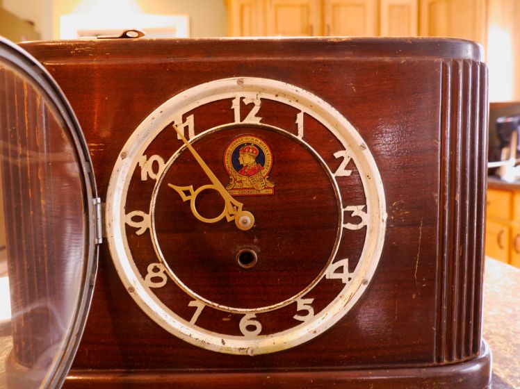 Blackforest shelf clock