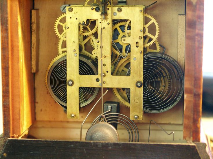 Time and strike movement with single hammer strike on a coiled gong