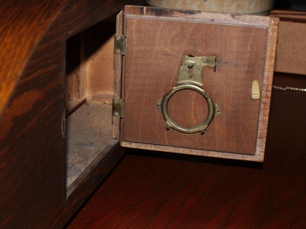 Pendulum cradle and key holder