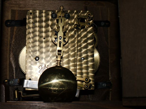 Juba movement showing pendulum and strike hammers