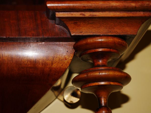 Bottom finial is notched