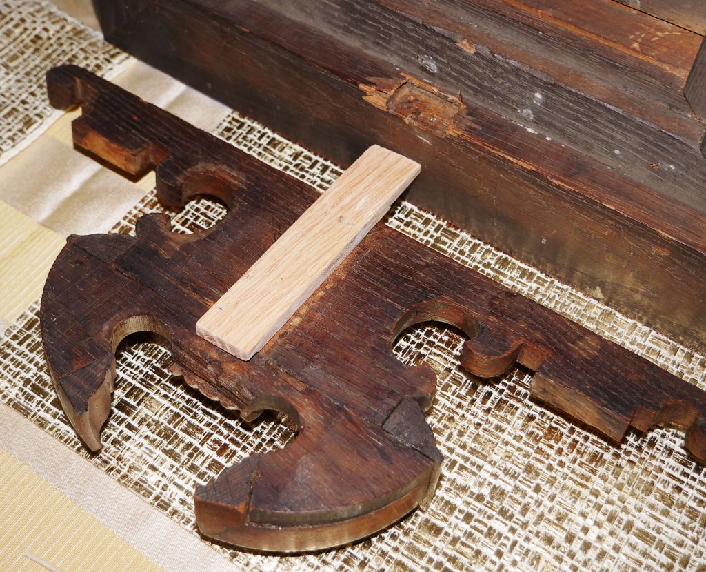 Centre crown support post