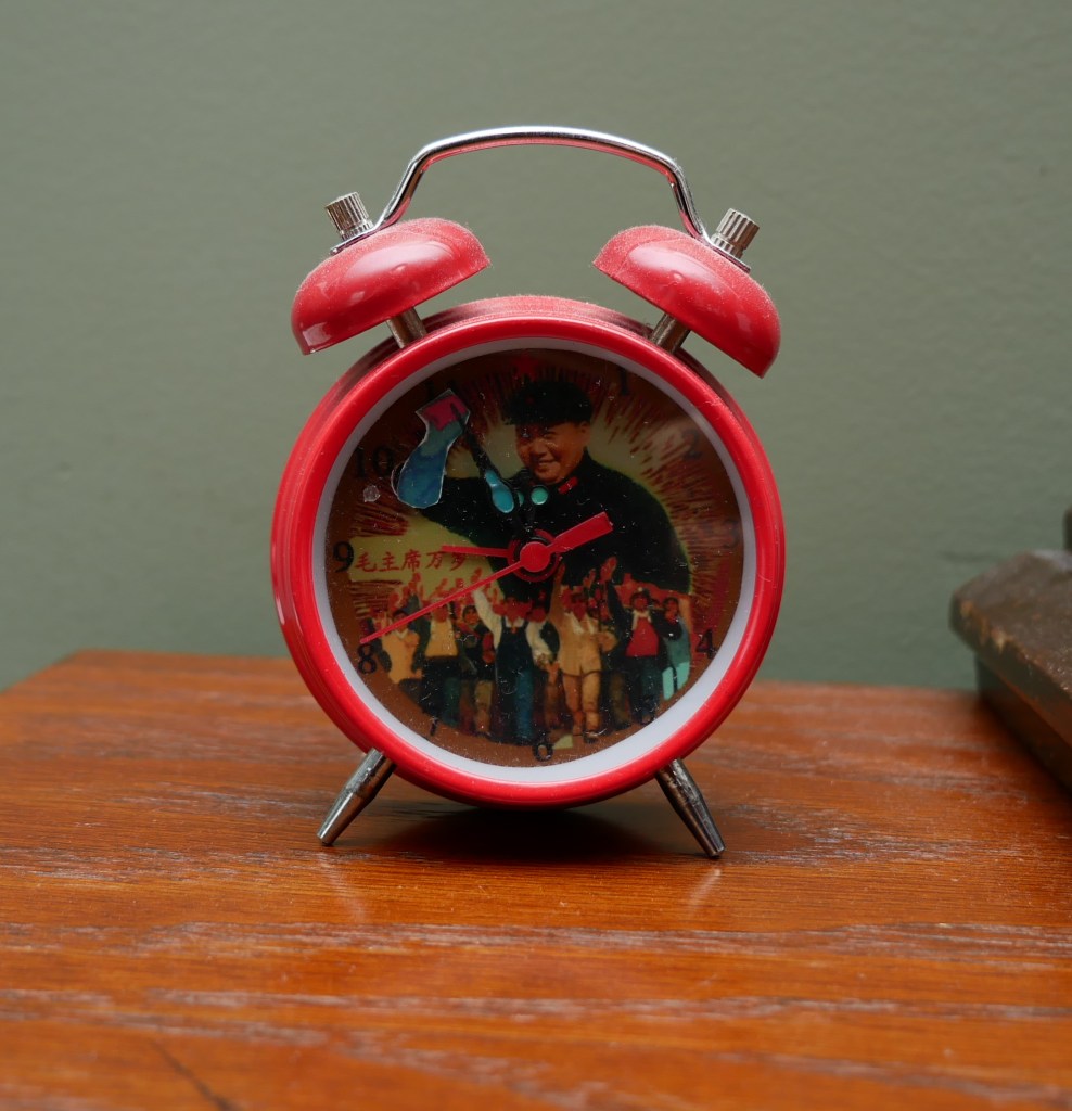 Chairman Mao Zetong waving as the clock ticks