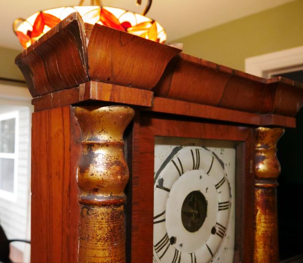 Loss of veneer on the cornice