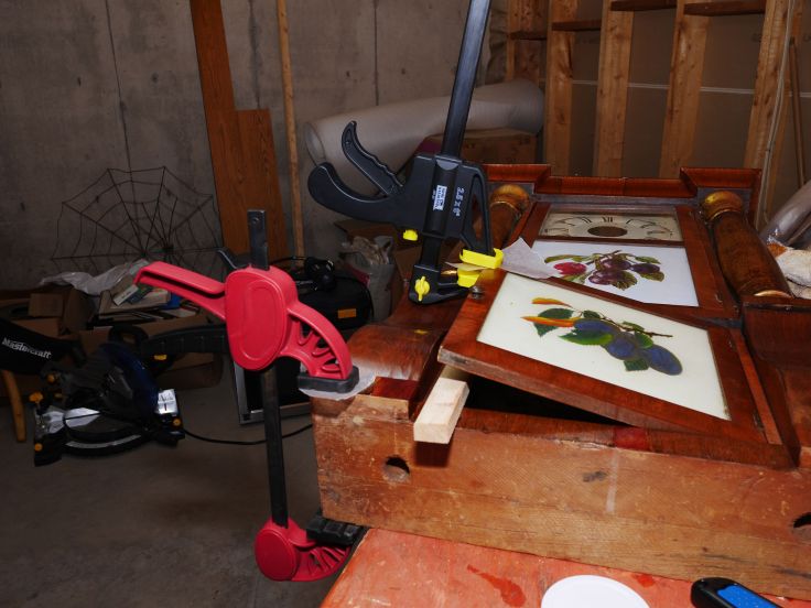 Door piece and corner base piece is clamped