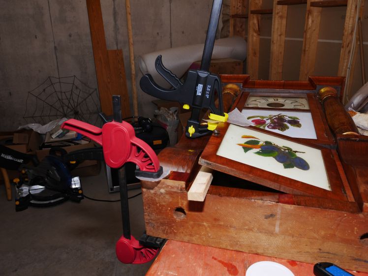 Door piece and corner base piece is clamped