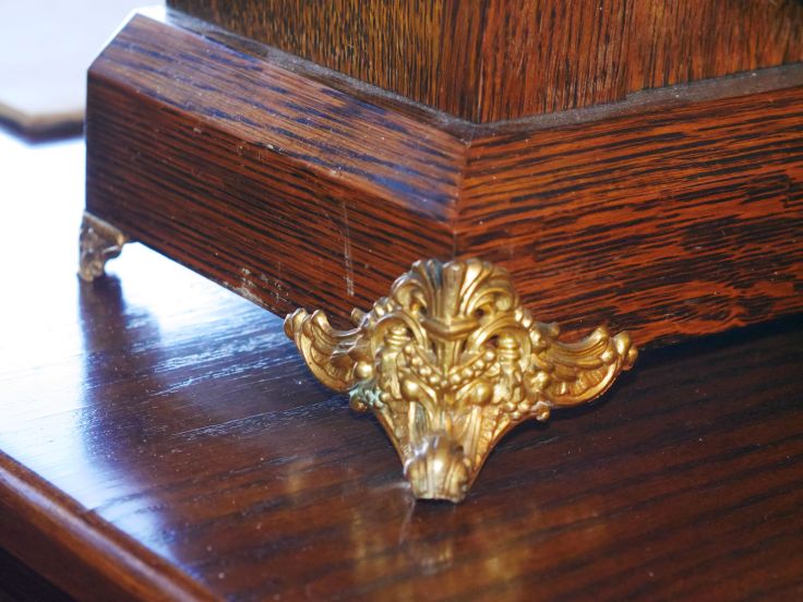 Ornate front feet