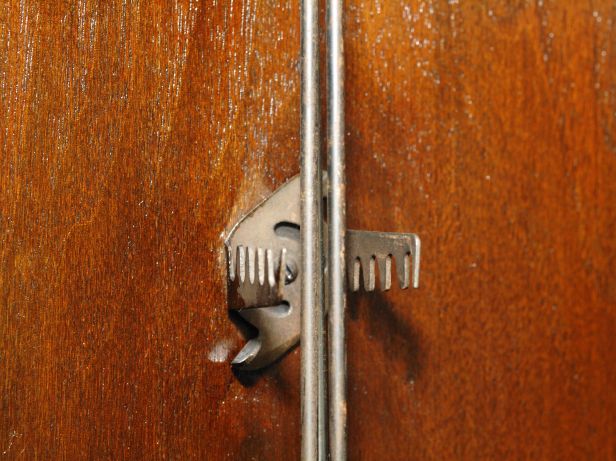 Strike rod stabilzer