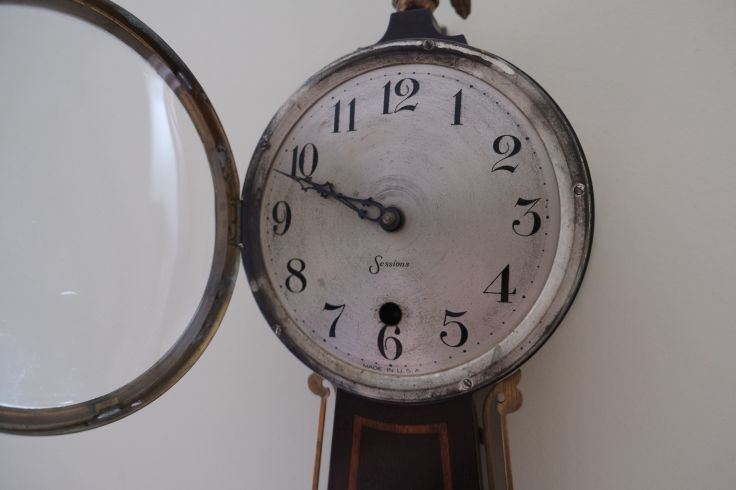 Clock face showing Arabic numerals