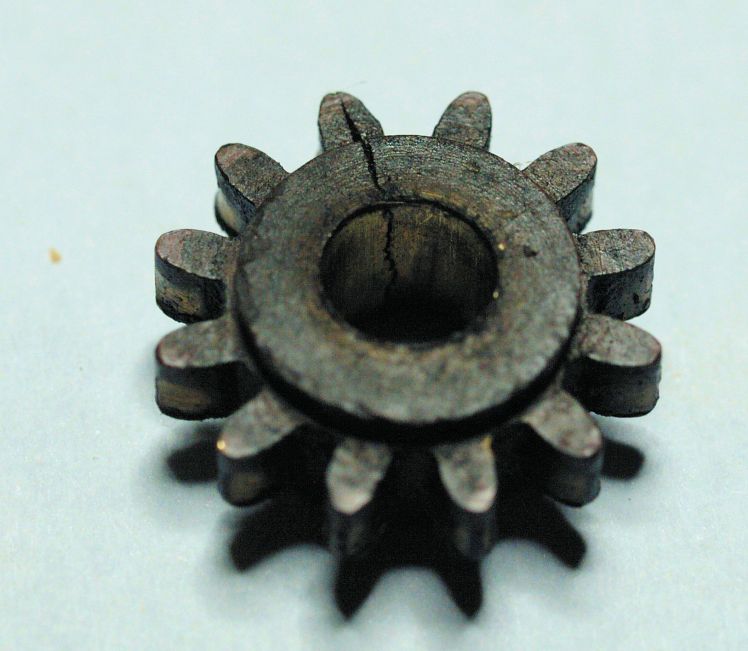 Cracked center pinion Gilbert