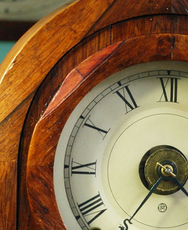 A small piece of veneer is missing from the bezel of this Seth Thomas shelf clock