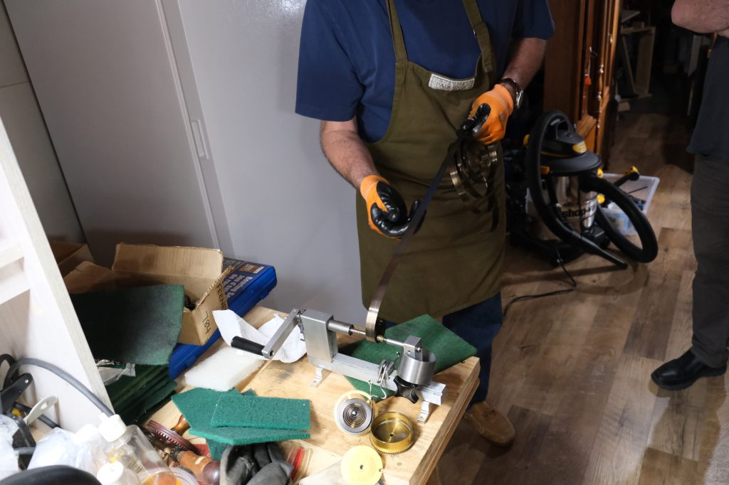 Demonstration of the cleaning of a mainspring