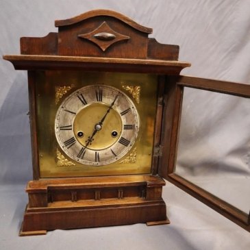 Bracket clock