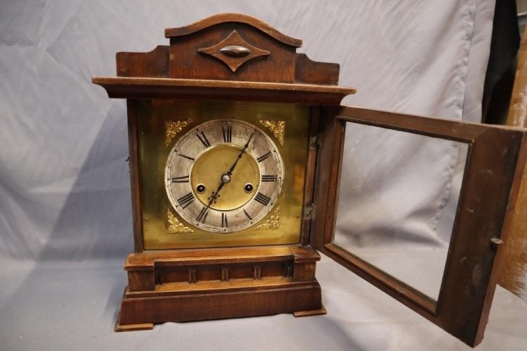 Bracket clock