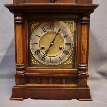 Bracket clock