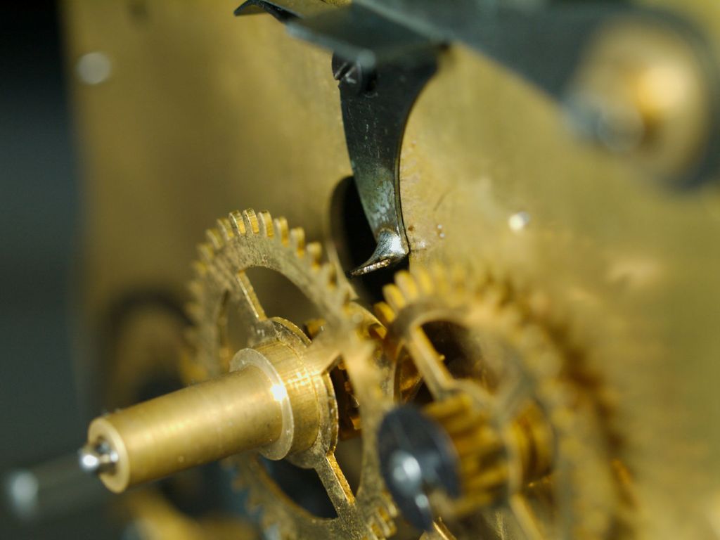 Soldered piece above the centre cannon on a Junghans Hunruck movement..