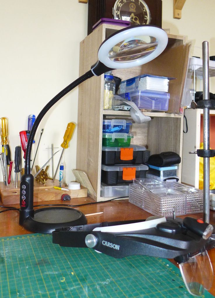 LED Hobby light with flexible neck and magnifier